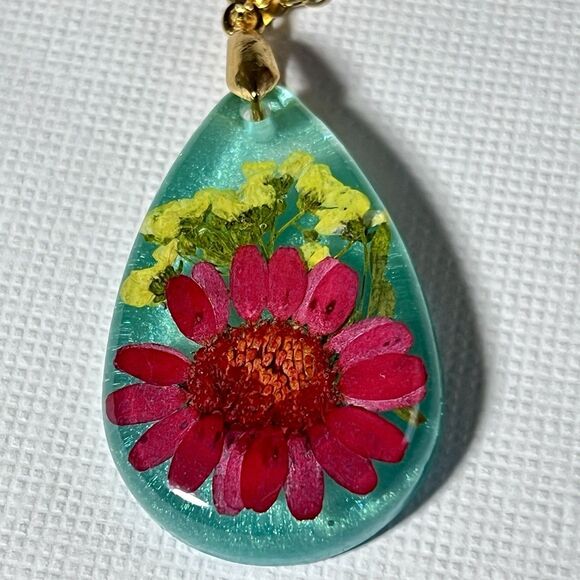 Colorful Real Dried Flowers Resin Pendant Necklace NWT  20" Gold Tone Chain - Picture 1 of 6